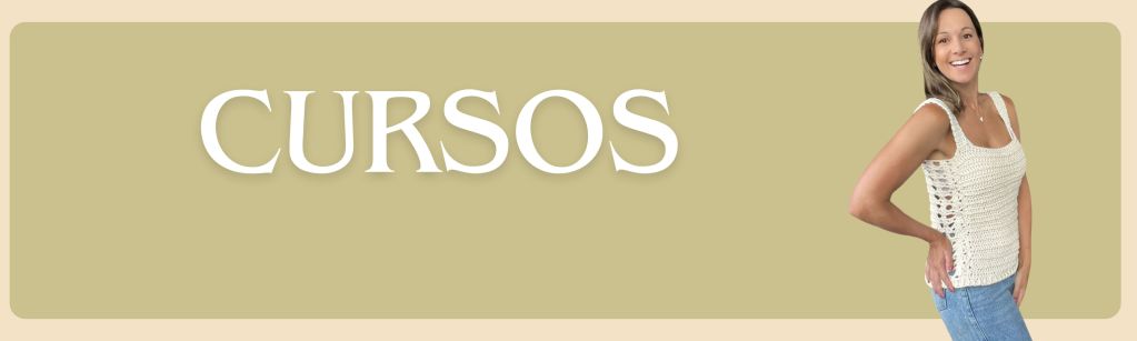 Imagem de uma mulher sorridente vestindo uma blusa de crochê, exibindo a palavra 'CURSOS' em destaque.