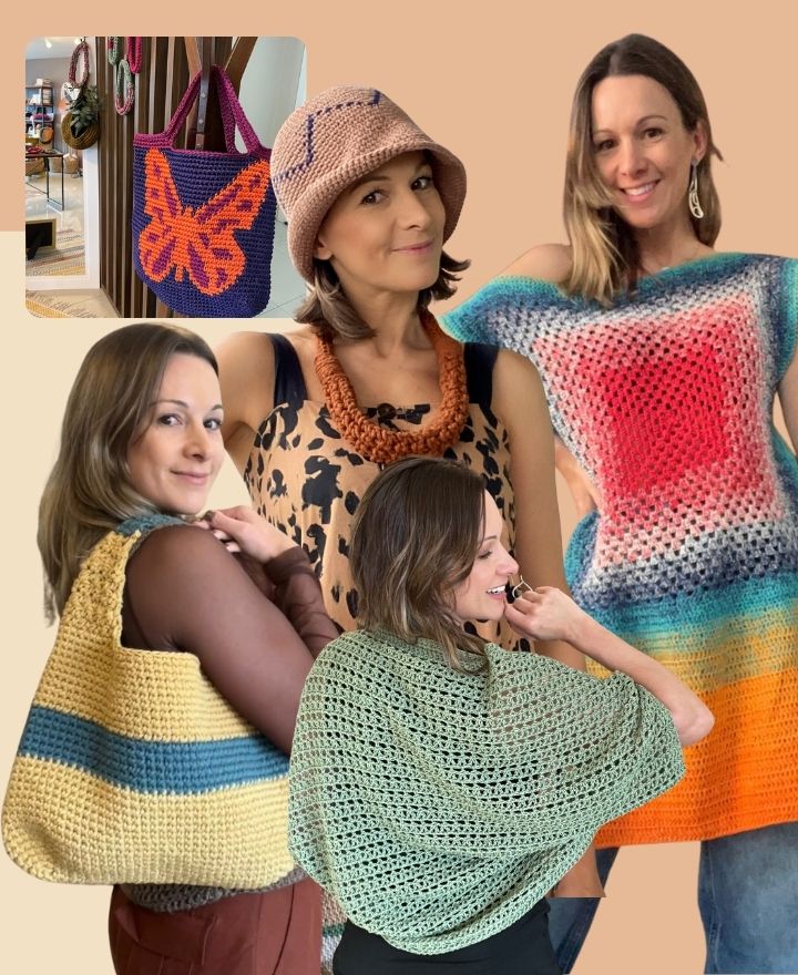 Quatro mulheres usando roupas e acessórios de crochê coloridos, incluindo bolsas, blusas e colares. Um fundo com tons neutros complementa as peças artesanais.