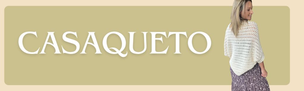 Modelo feminina vestindo um casaqueto de crochê, com uma saia estampada. O fundo possui a palavra 'CASAQUETO' em destaque.